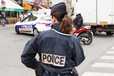 Eine uniformierte Polizistin bewacht eine Demonstration in Frankreichs Hauptstadt Paris.