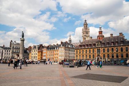 Im Norden Frankreichs gibt es zwei Spielorte, eines davon ist Lille. Während der EM werden sich die Fans vor der alten Börse...