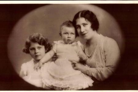 Die königlichen Damen: Queen Mum mit ihrem beiden Töchtern Prinzessin Elizabeth (links) und Prinzessin Margaret.