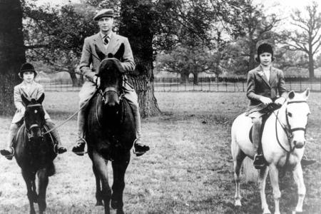 Hoch zu Ross: Bereits als Kind gilt Elizabeth II. als große Tierfreundin.