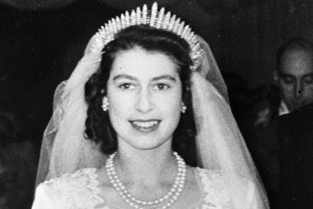 Dazu trägt sie eine Fringe Tiara von Queen Mary, einen Schleier sowie Schuhe von Edward Raynes.