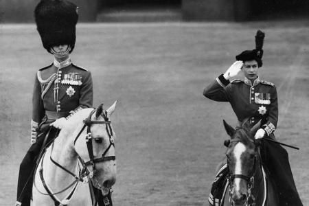 Queen Elizabeth II. und Prinz Philip bei der Militärparade 1954.