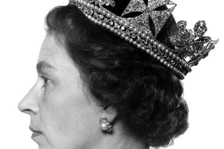 Eine Profilaufnahme der Königin, die auf den britischen Briefmarken abgebildet ist.