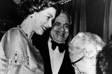 Queen Elizabeth II. empfängt nicht nur Staatsoberhäupter, hier ist sie etwa mit der Schriftstellerin Agatha Christie zu sehen.