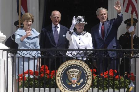 Im gleichen Jahr trifft die Monarchin bei einem Staatsbesuch in Amerika auf US-Präsident George W. Bush.