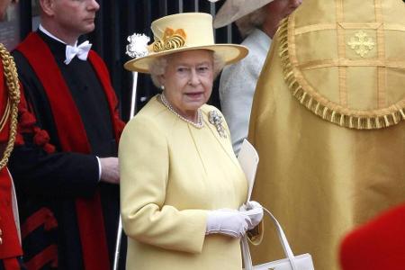 Queen Elizabeth II. erscheint in einem dezenten gelben Kleid zur Hochzeit ihres Enkels.