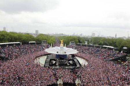 Tausende Menschen versammeln sich vor dem Buckingham Palace und feiern Queen Elizabeth II.