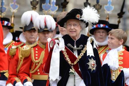 In traditionellem Gewand erscheint die Queen 2014 bei einer Ordens-Prozession.