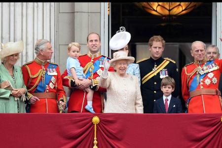 Trooping the Colour 2015: Inzwischen versammeln sich vier Generationen Royals auf dem Balkon.