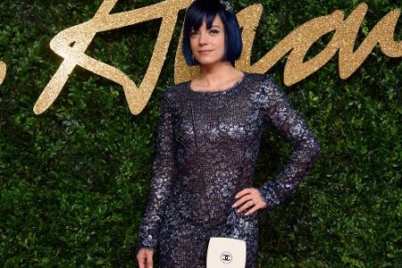 Auch Lily Allen war vor Ort und präsentierte einmal mehr eine neue Haarfarbe. Sie trägt jetzt einen dunkelblauen kurzen Bob....