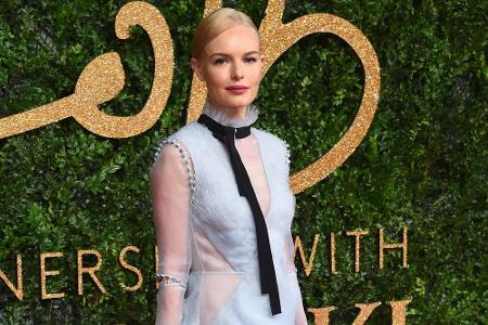 Sehr ausgefallen: Kate Bosworth in einem Patchwork-Kleid aus blauem Taft von Erdem, das sie mit schwarzen Heels kombinierte.