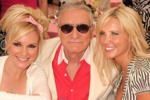 Hugh Hefner zwischen den Blondinen Bridget Marquardt (l.) und Dalene Kurtis bei einem "Playmate of the Year"-Event 2008 in d...