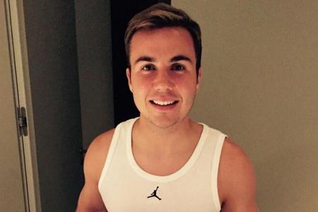 Mario Götze mit seinem Kuchen