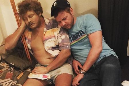 Mario Barth schläft neben einem Reisenden - so scheint es