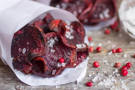 Gesünder snacken: Rote-Beete-Chips aus dem Ofen machen es möglich