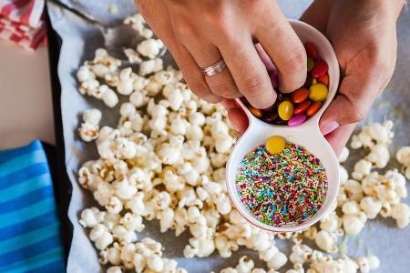 Bunte Streusel und Schokolade verfeinern klassisches Popcorn