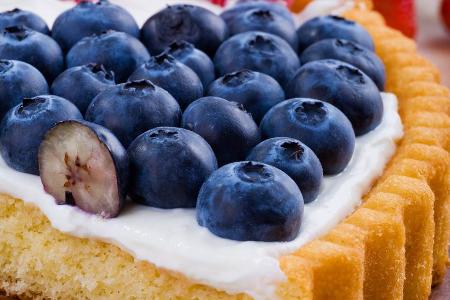 Flagge hissen: Beeren-Deko auf der Torte sorgt für noch mehr Stimmung