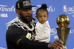 LeBron James mit seiner Tochter Zhuri (1) auf der Pressekonferenz nach dem Spiel