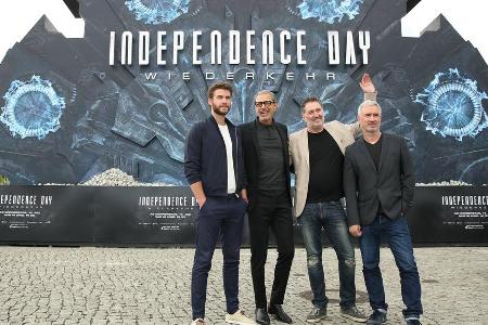 Liam Hemsworth (v.l.n.r.), Jeff Goldblum, Harald Kloser und Roland Emmerich in Berlin