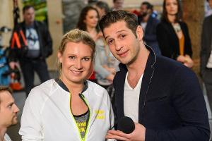 "Alles was zählt": Deniz freut sich, bei der Eröffnung des Pumpwerks die erfolgreiche Turnerin Magdalena Brzeska begrüßen zu...