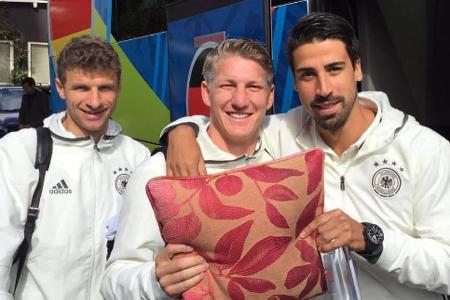 Thomas Müller, Bastian Schweinsteiger und Sami Khedira (v.l.n.r.) zeigen sich gut gelaunt vor der Reise nach Paris