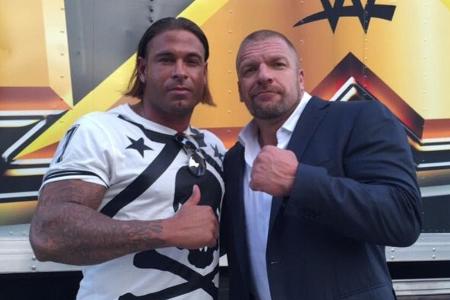Tim Wiese (l.) posiert mit dem Profi-Wrestler Paul Levesque alias Triple H
