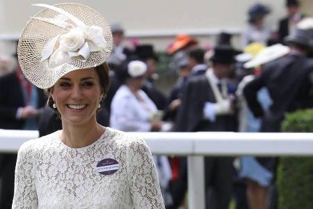 Herzogin Kate auf dem Rasen von Ascot