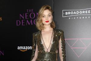 Bella Heathcote überstrahlt in ihrem goldenen Kleid alle
