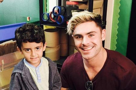 Zac Efron zeigte beim Besuch einer Grundschule erstmals seine neue Frisur