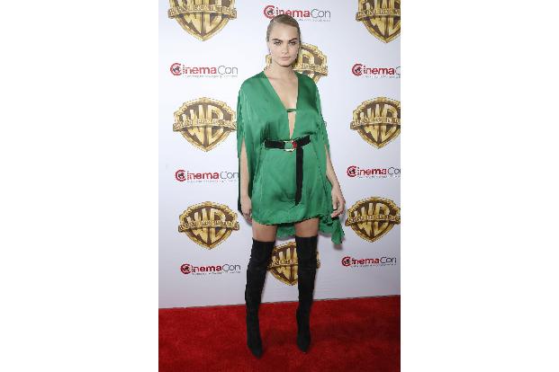 Cara Delevingne im grasgrünen Superhelden-Minikleid