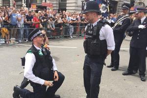 Romantik in Uniform auf der "London Pride"-Parade