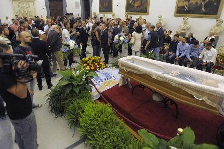 Am offenen Sarg von Bud Spencer haben sich zahlreiche Trauergäste versammelt