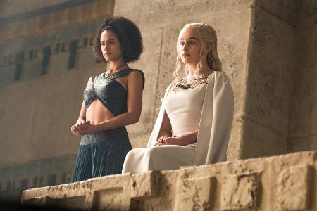 Missandei (Nathalie Emmanuel, l.) und Daenerys Targaryen (Emilia Clarke)