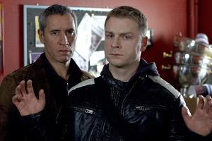 "Einsatz in Hamburg": Frantzen (Ralph Herforth, l.), der Manager der Band "Die Kronprinzen", bedroht den Fotografen Hellfrit...