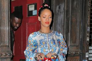 Rihanna verzauberte bei einem Abendessen mit Freundin Naomi Campbell in einem bunten Maxikleid von Dolce&Gabbana