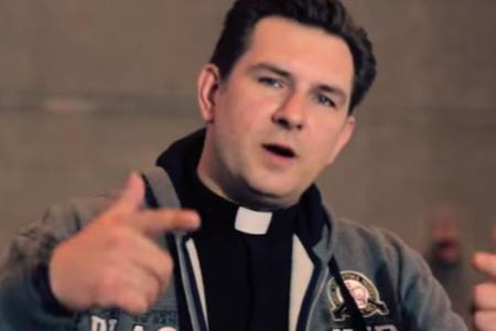 Pfarrer Norbert Fink führt durch die Trauung