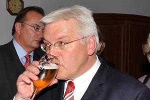 Auch der Chef weiß ein kühles Bier zu schätzen: Frank-Walter Steinmeier bei einer Talkrunde in Hamburg