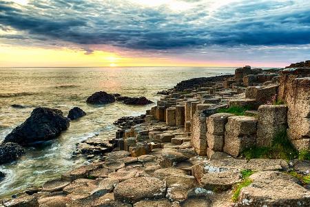 Definitiv nichts für Strandurlauber: Die Küsten Nordirlands sind steil und schroff - aber auch wunderschön, wie dieses Bild ...