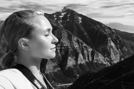 Ein Bild das Optimismus ausstrahlt: Hayden Panettiere vor einer Bergkulisse