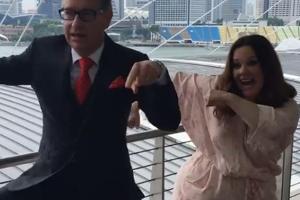 Melissa McCarthy und "Ghostbusters"-Produzent Paul Feig haben in Singapur sichtlich Spaß