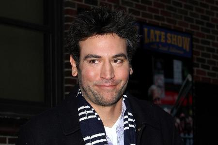 Der Schal geht schon mal als Regisseurs-Schal durch: Josh Radnor wechselt bald wieder hinter die Kamera