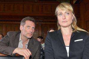 "GZSZ": Alexander und Maren verfolgen aufmerksam, wie sich der Prozess gegen Katrin entwickelt