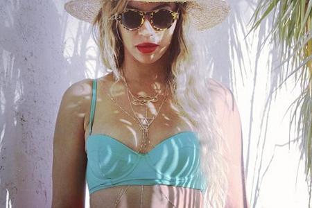 Beyoncé beweist mit diesem Look, dass sie die Queen B(ody Chain) ist