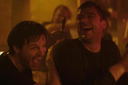 Mendes (Misel Maticevic, r.) und Kevin (Ronald Zehrfeld, l.) beim Abfeiern in ihrem Stammlokal