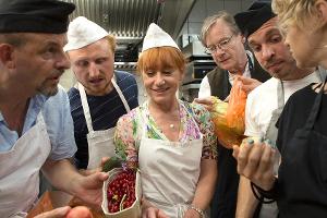 "Mutter reicht's jetzt": Barbara (Ulrike Krumbiegel, M.) blüht in ihrem Französischkurs auf