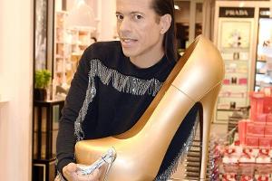 Jorge González präsentiert sein eigenes Parfum in einer Douglas-Filiale in Hamburg