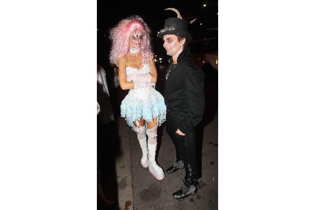 ...Elle Evans, Freundin von Muse-Sänger Matt Bellamy, schon ganz schön auf ihren Schatz aufpassen. Beide waren als Zombies v...