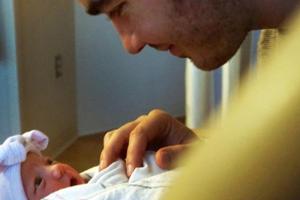 Diese Blicke sprechen Bände: Kevin Jonas strahlt seine neugeborene Tochter an