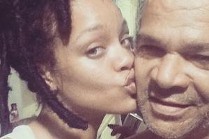 Familienbande: Rihanna gibt ihrem Papa ein Küsschen auf die Wange