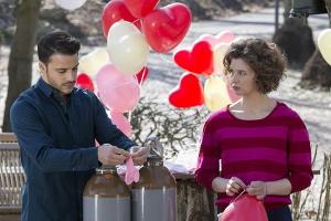 "Heiraten ist nichts für Feiglinge": Die Trauzeugen Kathi (Anna Maria Sturm) und Theo (Kostja Ullmann) giften sich bei Hochz...